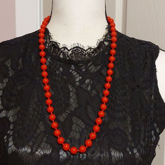 Vintage Classic Lustrous Red Lucite Bead Necklace with Hidden Twist Barrel Clasp - Picture 2 of 6